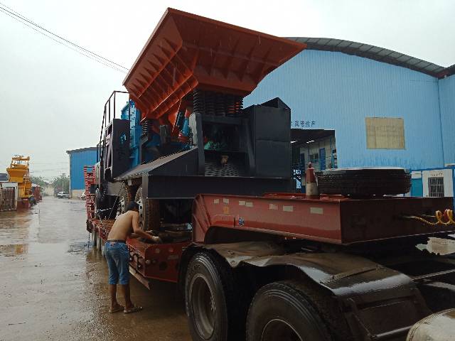 輪胎式移動破碎站老板來提貨啦！！！